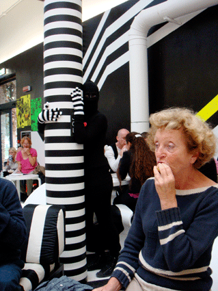 Simone Hollmann bei Tobias Rehberger